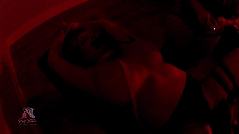 Reds Fetish Emporium: Sesi dominasi cewek dominan