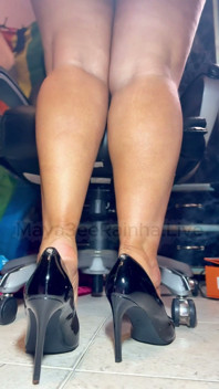 鞋子色情：穿着黑色专利的裸体迈克尔科尔斯泵