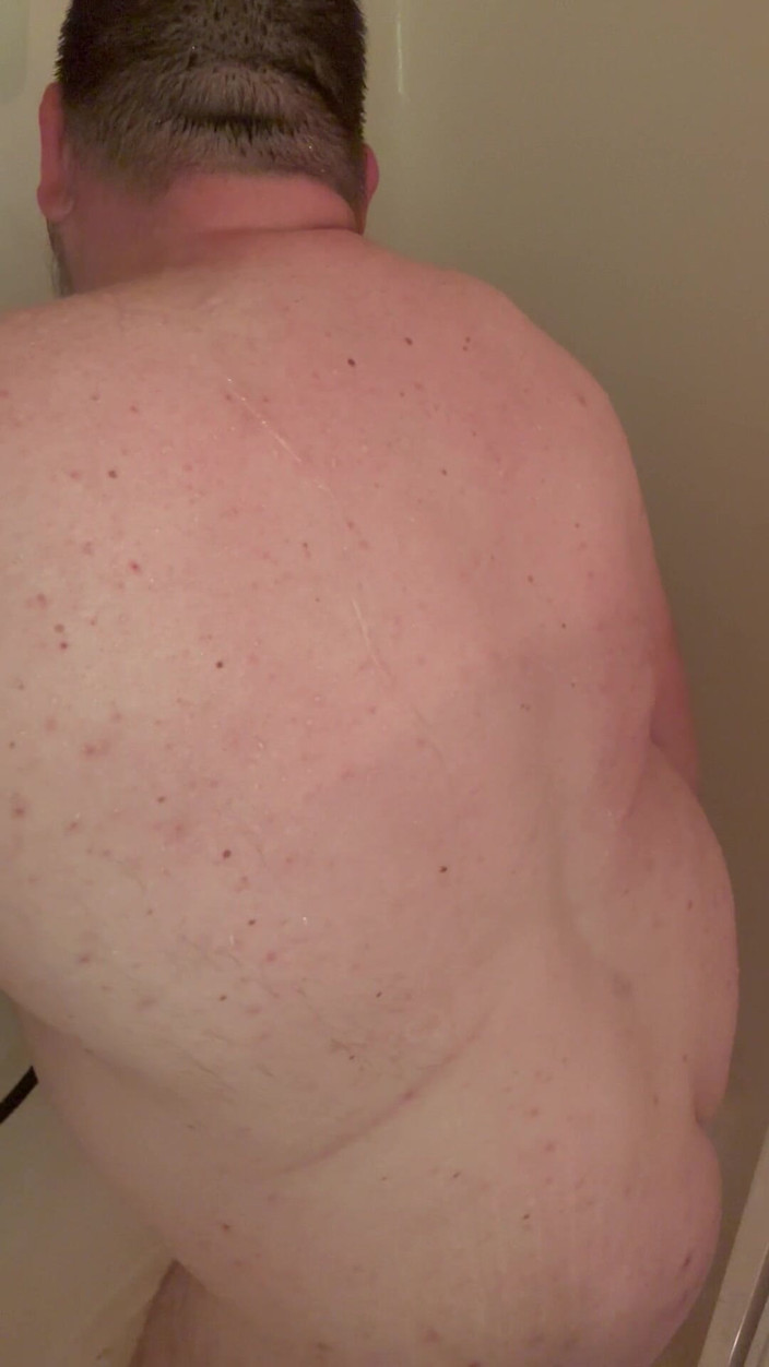 Chubby Freak: Baculatý táta se sprchuje a čistí robertek a kouření hračka