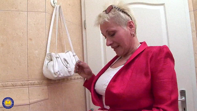 Mature NL: Faccio le cose stravaganti in un bagno pubblico