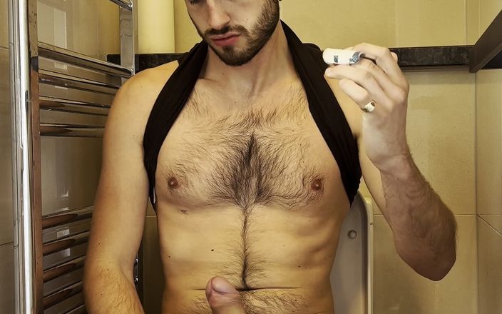 Thickbenjamin: Băiatul își gustă propria pișare