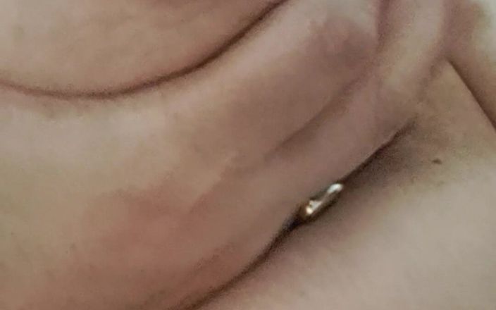 Mommy big hairy pussy: La matrigna che urina e viene gangy