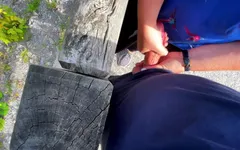 Handjob ướt át nơi công cộng bên cạnh mọi người: p rất mạo hiểm: p