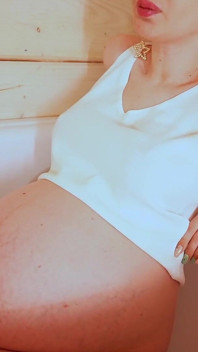 Ora del bagno con una pancia e un seno enormi da gravidanza