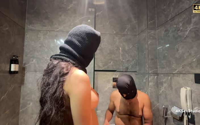 4K sex studio: Сексуальную возбужденную жену трахают в ванной и на кровати