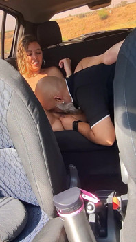 Nagi pasażer w Uber Ride dostaje loda, a także daje głowę