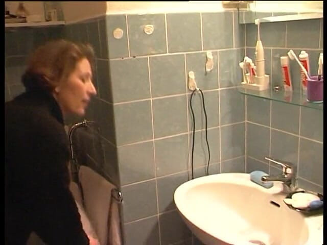 Lucky Cooch: Žena chčije v koupelně