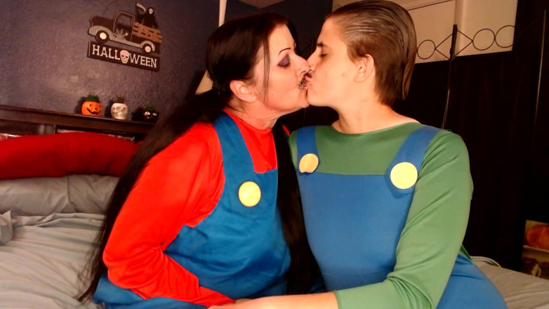 Abby Anna: Lesbian Bercium Halloween Cosplay