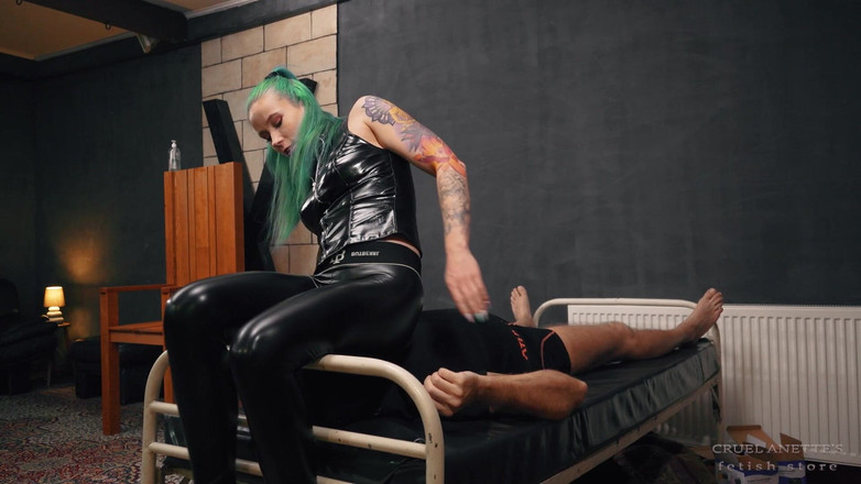 Cruel Anettes fetish world: Duduk tegas di mukanya