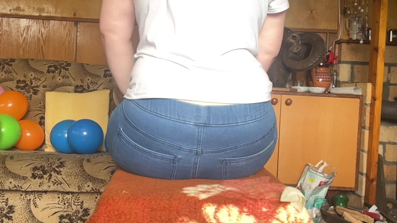 BeachBallsDuo: Une à grosse écrase plus de 20 ballons dans un blue jean ! 2 caméras...