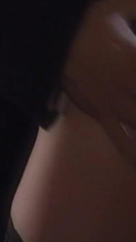 Ahegao brünette zu zitternden orgasmus-glückseligkeit gefingert