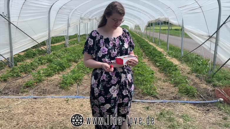 LinaLove_: Puta?!? Deixe o fazendeiro foder e gozar por alguns morangos!