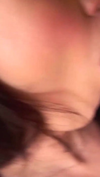 At kuyruklu büyük götlü zannalı genç kızın sahne 4_brunette arkasında anal seks ve büyük göğüslerine boşalmanın tadını çıkarıyor