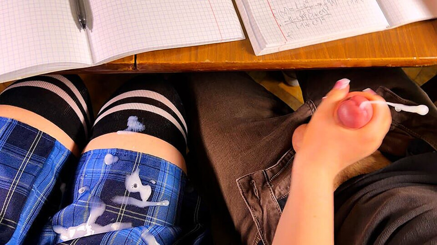 La ragazza lo accarezza di nuovo sotto la scrivania. Punto di vista femminile (Dolce come un marshmallow) Girl Stroking Him Again Under the Desk. Female POV (Marshmallow Sweet)