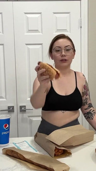 Comiendo comida de corte de comida Costco