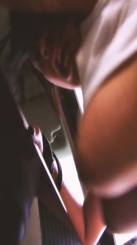 舒适的朋友场景-1_blonde和丰满的黑人女人享受三人行和