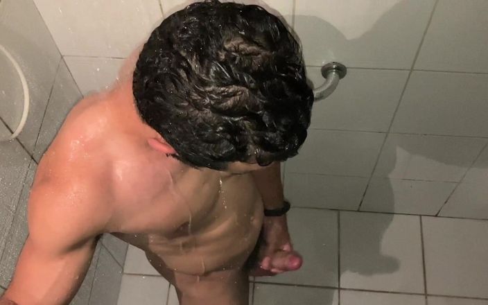 vincentandvitor: Après avoir tellement transpiré à la salle de sport, je suis...
