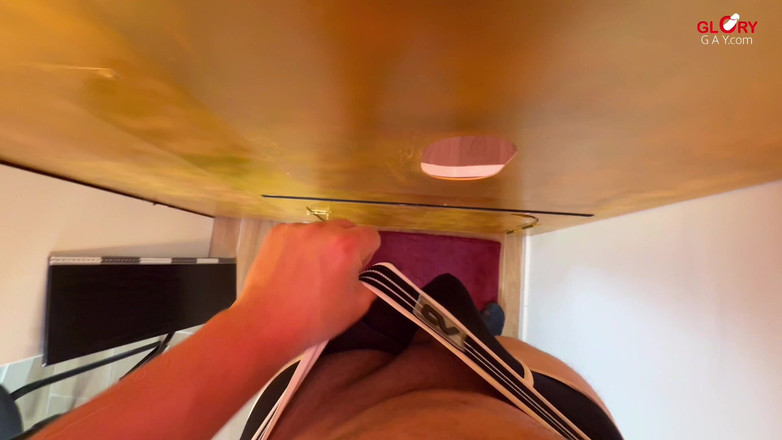 GLORYHOLEGAYS: Papa qui donne une fessée au gloryhole : Son épais piston remplit...