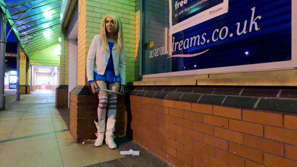The Midnight Minx: Blankziehen für transvestisten vor dem laden