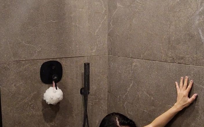 silicone_brunette: Yeni banyomda duş altında dans et