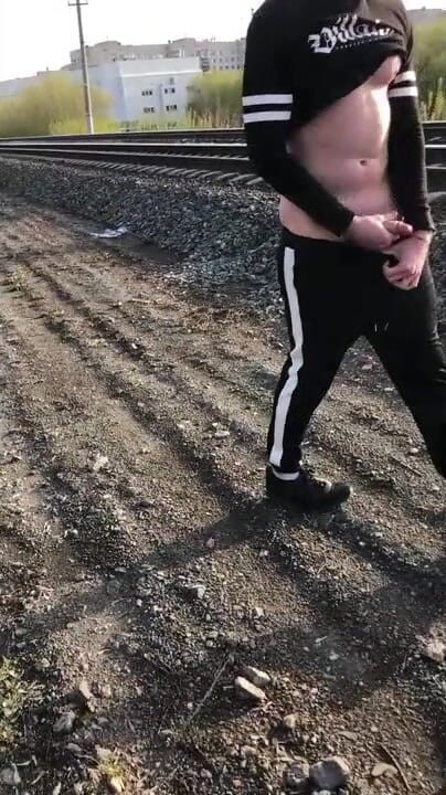 Dick Boys Studio: Екстрим. Дрочить його великий член на вокзалі