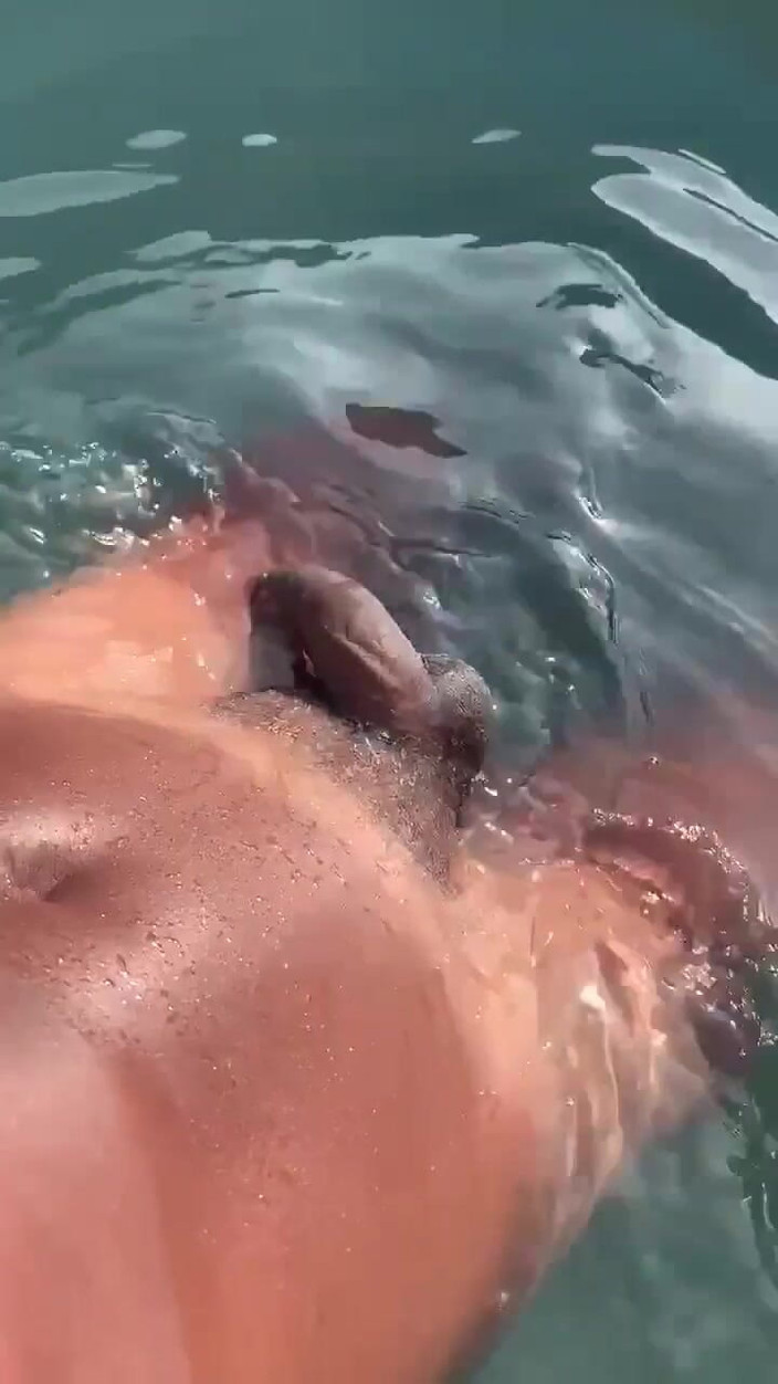 Vida Noite: Mendengarkan Audio Gooning di kolam renang dan