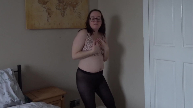 Littlevixen: Collants noirs et strip-tease avec soutien-gorge