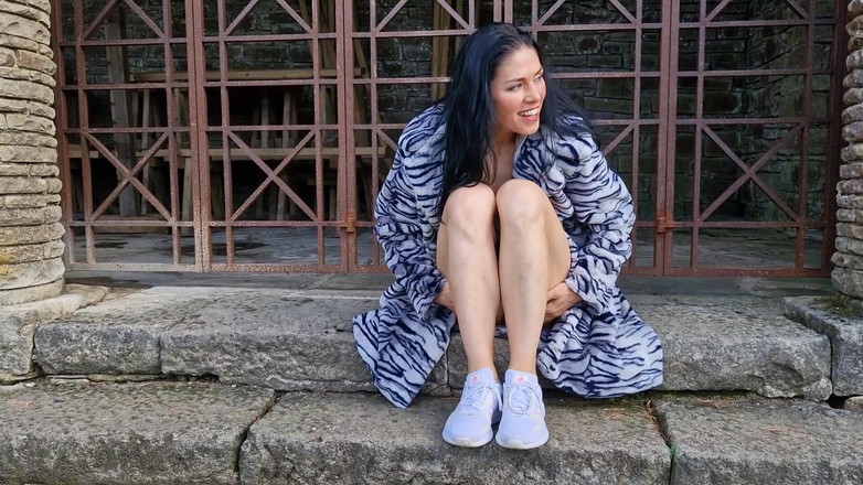 Nicky Brill: Outdoor-nacktheit mit klaffen meiner muschi und pissen