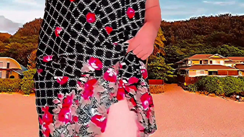 Kitty_Cross: सुंदर महिला धूप में आइसक्रीम कोन पकड़ रही है