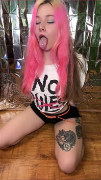 Ahegao tachinând părul roz