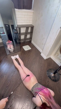 거울 앞에서 체벌 때리기