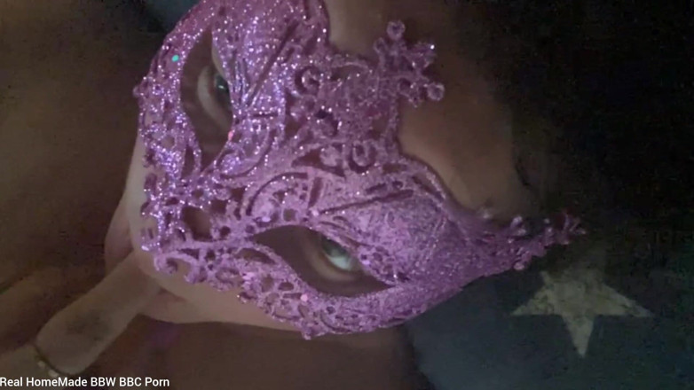 Real homemade BBW BBC porn: Сама вдома стискає, смокче мої великі соски