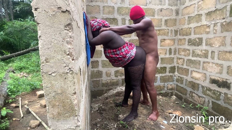 Zion: Aiuto Casalingo E Il Portiere in Un Edificio Noncompiuto Che...