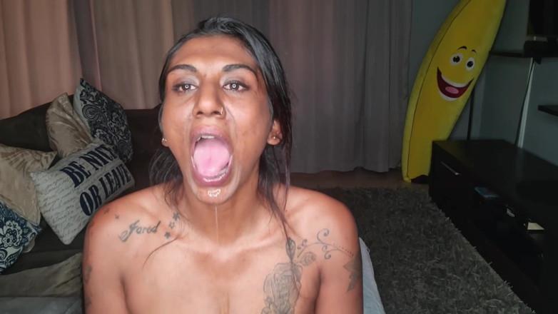 domslutfucker: Desi sitter på soffan och dreglar när hon sticker ut...