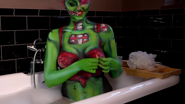 Em Yang: Zombie, bodypaint, bad abwaschen