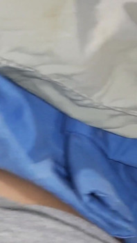 Tre studenti universitari si masturbano sotto la coperta per non essere beccati