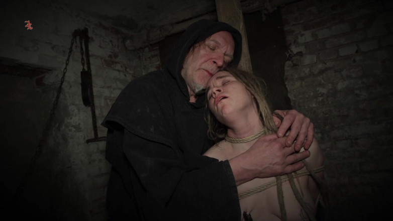Inquisition and prison world: Затискачі біля тіла зв'язаної стогнучої відьми