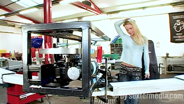 Sextermedia by Pete: La Machine À Levrette Pénètre