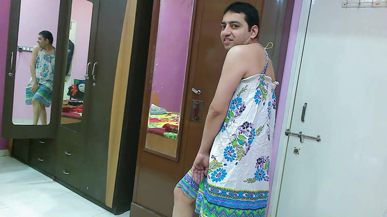 Cute & Nude Crossdresser: Crossdresser banci manis femboy Sweet Lollipop dalam pakaian pantai dengan...