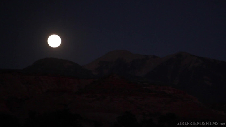 Girlfriends Films: Krissy Lynn在赢得离婚案后吞噬了她的律师 - GirlfriendsFilms