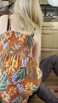 O encanador também realiza manutenção na esposa loira gostosa enquanto seu marido está no trabalho
