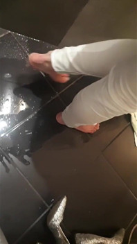 Desperate siusiu w białych dżinsach i higheel