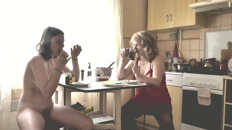 Assol: La donna bionda adulta in trasparente e la bella carina...