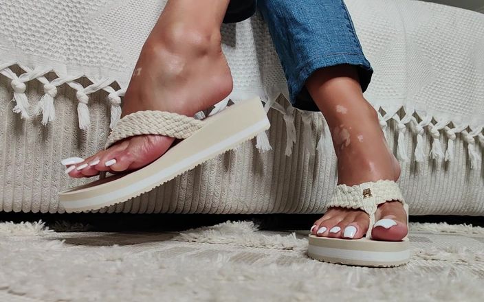 Goddess Lena: Bàn chân của tôi trong nền tảng Beige Slides