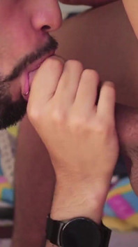 Pov un arrapante latina camilo brown succhia appassionatamente un grosso cazzo non circonciso fino a quando non si fa ricoprire il viso di sborra