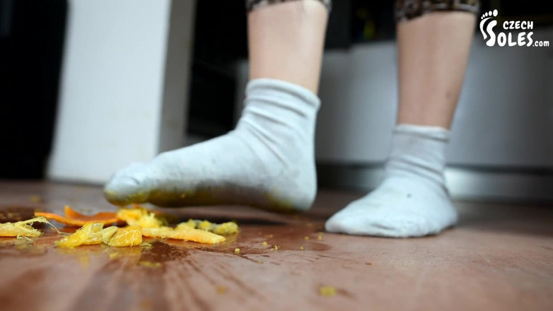 Czech Soles - foot fetish content: Софія в фруктово-дробленнях у своїх зношених шкарпетках