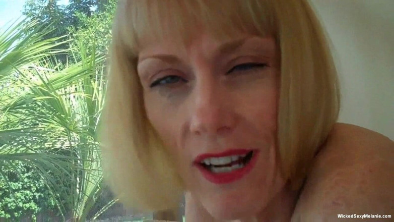 Wicked Sexy Melanie: Wicked sexy melanie: dos pollas para milf