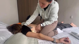 来自我的女机器人对身体和脚的按摩