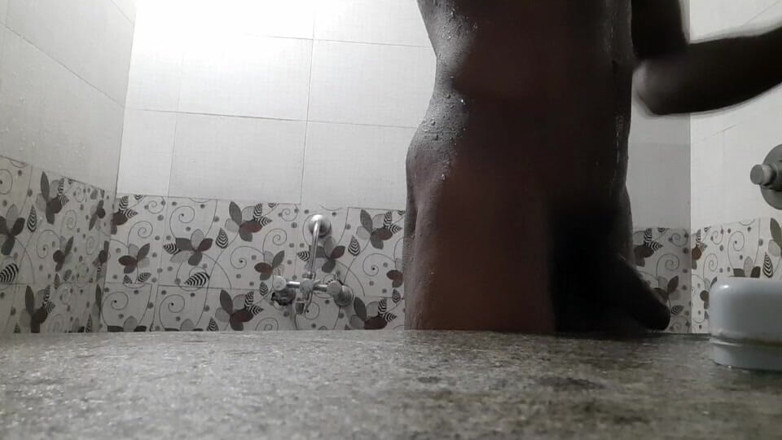 Wheyincognito: baathroom men nahaate hue kaamuk larka