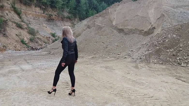 martinawest: Bunica se plimbă printr-o groapă de pietriș, îmbrăcată în colanți strâmți și pantofi...